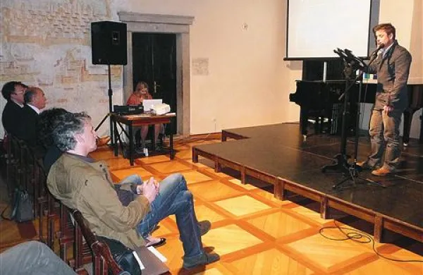 Igralec SSG  v Trstu Primož Forte je prebral del predstave Azbest brez meja
