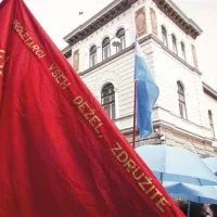 Pred leti je takšna zastava služila praznovanju praznika dela, 18. aprila so jo vihteli  stavkajoči