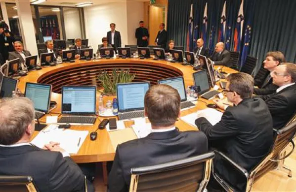 Danes se izteka rok, do katerega bi morala ministrstva pripraviti spremembe aktov o notranji organizaciji in sistemizaciji delovnih mest