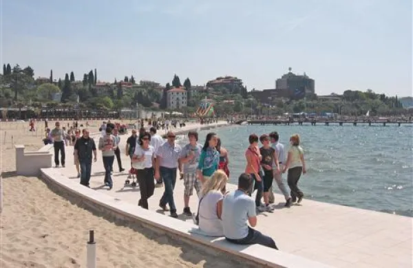 Drugega maja marsikdo izkoristi za izlet in počitek. Bo prihodnje leto še tako?