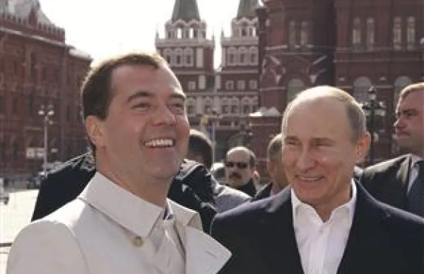 Ruski predsednik Dmitrij Medvedjev in premier Vladimir Putin bosta v ponedeljek zamenjala vlogi