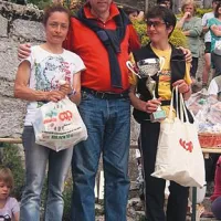 Mihaela Tušar (desno) s pokalom za najhitrejšo na vzponu