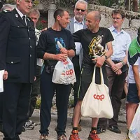 Marco Moretton s simbolom Mašer, konjem, priznanjem za najhitrejšega na vzponu. Ob njem je Paolo Glavina, tretji najhitrejši na spustu.