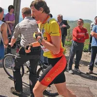 Simon Alič začenja tek. Tekmovalec potrebuje nekaj časa, da se telo prilagodi novi disciplini.