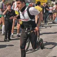 Dario Gorenszach se je na progo pognal s takšno ihto, da mu je plastenka (v naslednji sekundi) zletela po tleh. A z njo ni izgubljal časa, hitel je proti vrhu.