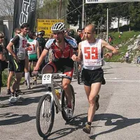 Ekipa Cottur Trieste je na Matajurju dvakrat zmagala, tokrat pa je bila sedma. Gianni Sclip (levo) štafeto predaja peresno lahkemu Marcu Morettonu, ki je bil letos najhitrejši na vzponu.