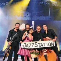 Zmagovalci leta 2009, preden je festival MMS zamrl, skupina Jazz Station s skladbo  Delam, kar se ne sme