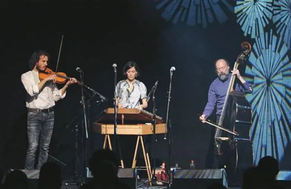 Volk Folk (Gregor, Nina in Romeo Volk) so zgoščenko U prvega premierno predstavili na festivalu Godibodi