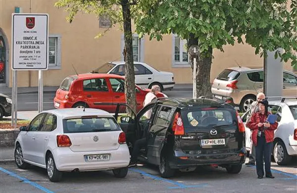Sežanska občina je parkirne ure med občane razdelila že  jeseni, zato je večina ljudi na napoved modrih con že pozabila. Presenečenje v ponedeljek zjutraj je bilo veliko.