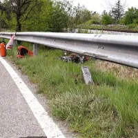 Trk je bil tako silovit, da je od udarca motorja odtrgalo kar štiri stebričke ograje