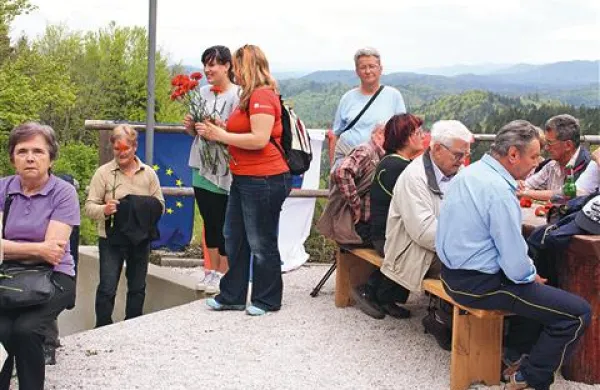 Po en rdeč nagelj za vse udeležence shoda na Hlevišah