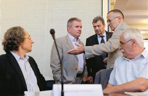 Koordinacija stavkovnih odborov sindikatov javnega sektorja in vlada bosta nadaljevali pogajanja o predvidenih rezih v plače javnih uslužbencev