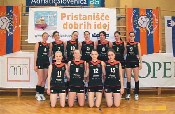 Odbojkarice Ankarana. Stojijo z leve:  Tijana Kovačič, Lina Angelini, Natali Pavič, Lea Kolar, Alesya Rajčevič, Špela Trušnovec, Katja Schiulaz; čepijo z leve: Tara Cerovac, Karmen Gec, Tajda Lovšin, Ana Pišot.