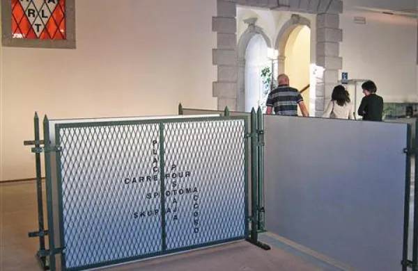 Instalacija Annibel Cunoldi Attems v preddverju palače Attems Petzenstein 