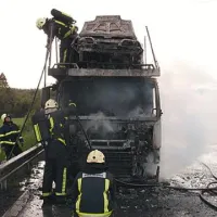 Zgorel tovornjak z avtomobili