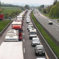 Zgorel tovornjak z avtomobili