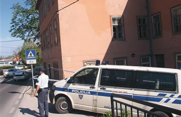 V sredo zjutraj so policisti za nekaj ur obdali s trakovi razpadajoči hotel Lovec