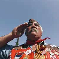 Grob nekdanjega jugoslovanskega Josipa Broza Tita v Hiši cvetja v Beogradu je danes, ob 32. obletnici njegove smrti, obiskalo približno tisoč njegovih oboževalcev in jugonostalgikov