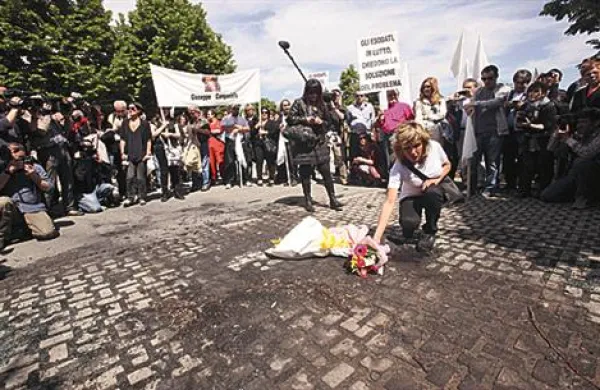 Italijanske vdove, katerih možje so storili samomor zaradi razmer, v katerih so se znašli zaradi gospodarske krize v državi, so se danes zbrale v Bologni in protestirale pred tamkajšnjim davčnim uradom