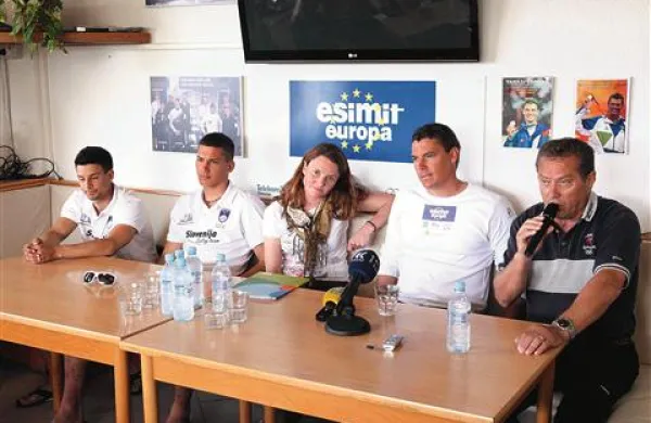 Ob omizju z leve - Mitja Mikulin, Sebastjan Prinčič (reprezentanta v  razreda 470 iz JK Burja), tiskovna predstavnica Polona Marinček, Vasilij Žbogar in Stanislav Žbogar