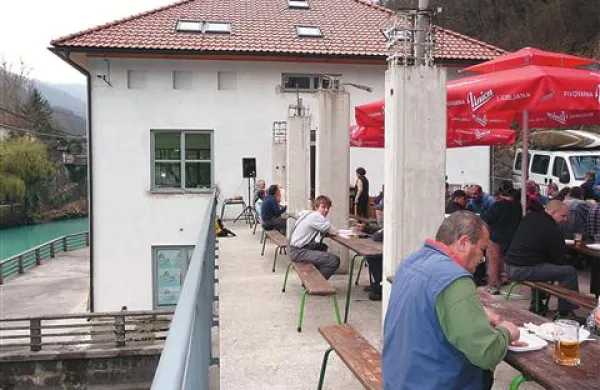 Vodna hiša je že zbirališče za posamične dogodke, na primer ribičijo, popolnoma pa bo zaživela, ko bodo uredili njeno notranjost. Zato se potegujejo za denar države. 