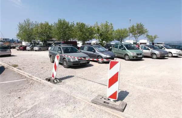 Po naročilu lastnikov bo Komunala  ogradila gramozno površino, (brezplačno) parkiranje ne bo več mogoče