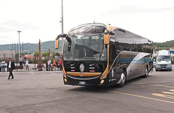 Zvezdniki se naokoli prevažajo v luksuznem avtobusu 