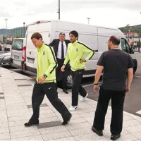 Zvezdnike (Chellini na levi in Buffon da desni)  je pričakala le manjša množica novinarjev in dobro obveščenih strokovnjakov