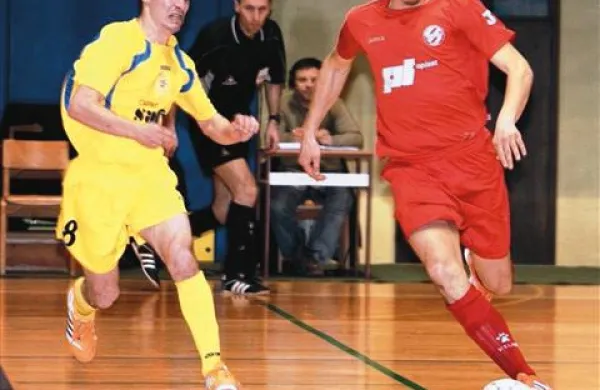 Benjamin Melink (levo) in Primož Zorč  v enem od medsebojnih dvobojev. Veterana sta se v petek izkazala kot strelca, prvi s tremi, drugi z dvema goloma.