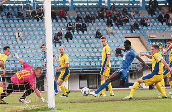 Welle Ndiaye (v modrem dresu) pri žogi je bil med najaktivnejšimi na igrišču