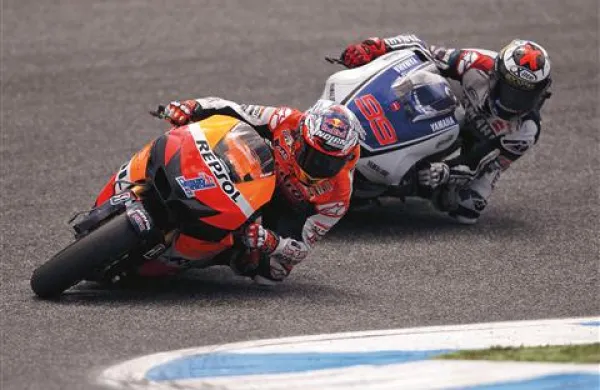 Casey Stoner (v ospredju) je v razredu moto GP dosegel drugo zmago zapored
