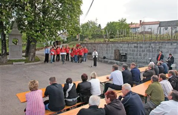 V Vogljah so v soboto tudi “uradno” odprli obnovljeno  vaško jedro
