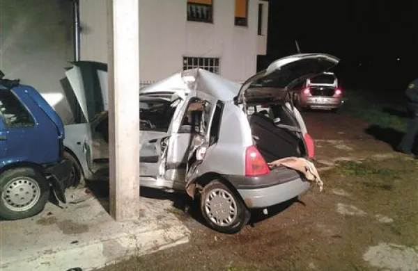 Bistričan je s cliom “objel” steber pod balkonom in trčil še v parkiran avto