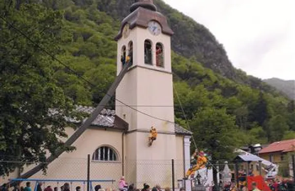  Reševalci in gasilci so prikazali reševanje z zvonika 