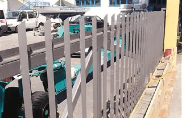V Marini Koper pojasnjujejo, da so  nekdanji vhod zazidali, ker želijo urediti okolico. V športnih klubih pa si takšne “vikend” posege razlagajo kot   provokacijo in dolivanje bencina na ogenj. 