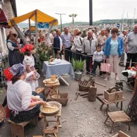 Družina iz KS Podgorje je ličkala koruzo, trla orehe, brusila nože ...