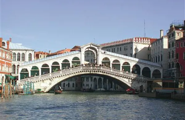 Most Rialto, eden od simbolov mesta Benetke, je potreben obnove