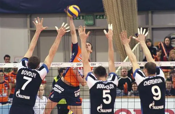 Izolan Mitja Gasparini (v napadu) bo najbolj obremenjen slovenski odbojkar