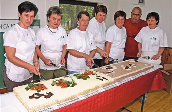 Torta velikanka je bila iz sadnega in čokoladnega  dela. Za pripravo so  porabili sto jajc, šest kilogramov biskvita in kilogram masla.