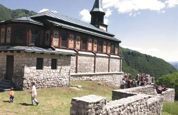 E7 vodi tudi mimo zgodovinskega spomenika iz prve svetovne vojne, cerkvice v Javorci