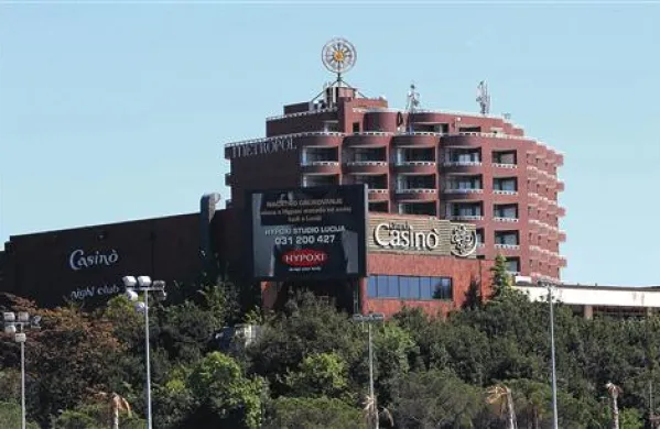 Na oglasnih deskah Casinoja Portorož visi seznam presežnih delavcev, na katerem je 84 imen