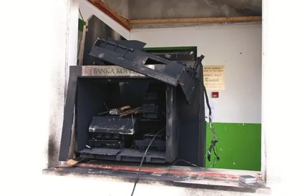 Vlomilci so si na bankomatu v Senožečah že tretjič polomili zobe