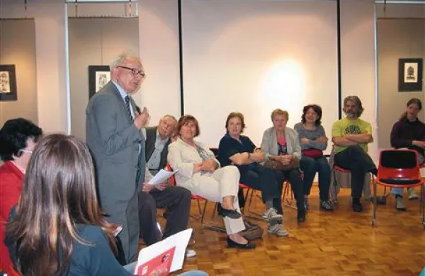 V galeriji Frnaža v Novi Gorici so se pred dnevi skupaj predstavili pisatelj Franc Rado Jelerčič (stoji),  pesnica Cvetka Jug - Modic in slikar Lučano Marinič