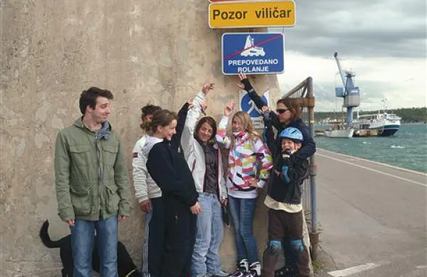 Znak “prepovedano rolanje” je odveč, menijo v društvu Jaz sem najboljši. 
