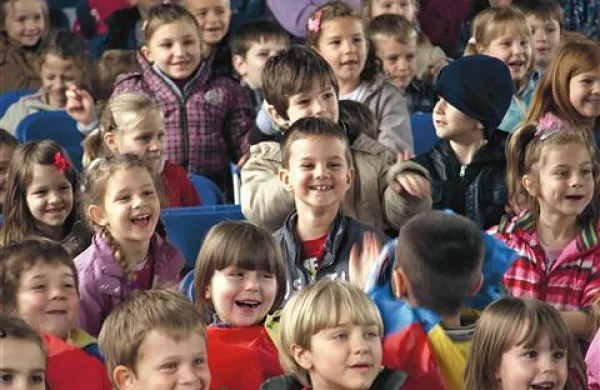Zeleni nahrbtnik in Zmajček Jurček sta  sklenila dolgo pot v družbi otrok