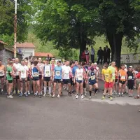 Zbor na startnem mestu sredi vasi