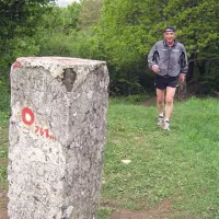 Rakovec Franc Ivančič, tudi tekaški trener, prihaja na najvišjo točko teka. Te nekateri tekači niso niti videli, ker so  progo skrajšali.