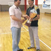 Evgen Milanič (desno) predaja prehodni pokal Patriku Lebanu