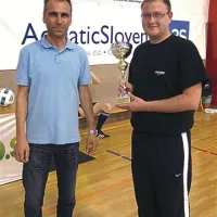 Željko Stanič (levo) je pokal izročil Maticu Nagodetu