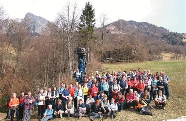 Tolminski planinci upokojenci so se fotografirali v bližini naselja Drežnica